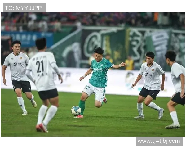 四川与贵州足球对决激战正酣球迷热情高涨期待精彩瞬间 四川与贵州足球对决激战正酣球迷热情高涨期待精彩瞬间